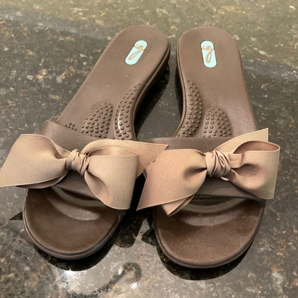 Oka b. Bow Chic *Classic* Neutral Slides Sz M/L Ln! - Picture 2 of 11